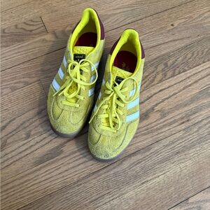 Yellow Adidas Gazelle with burgundy trim size 6.5 EUC